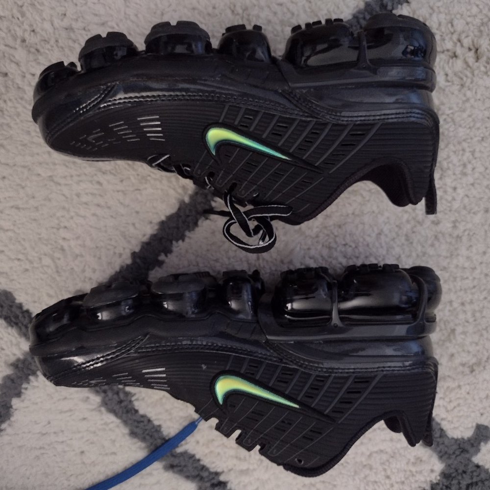 NIKE AIR MAX 720 GIRLS SIZE 7